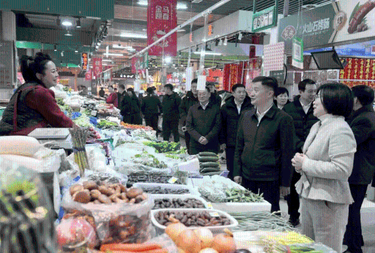 姚华明春节前夕看望慰问基层干部群众并调研节日保供稳价、安全生产、社会治安等工作