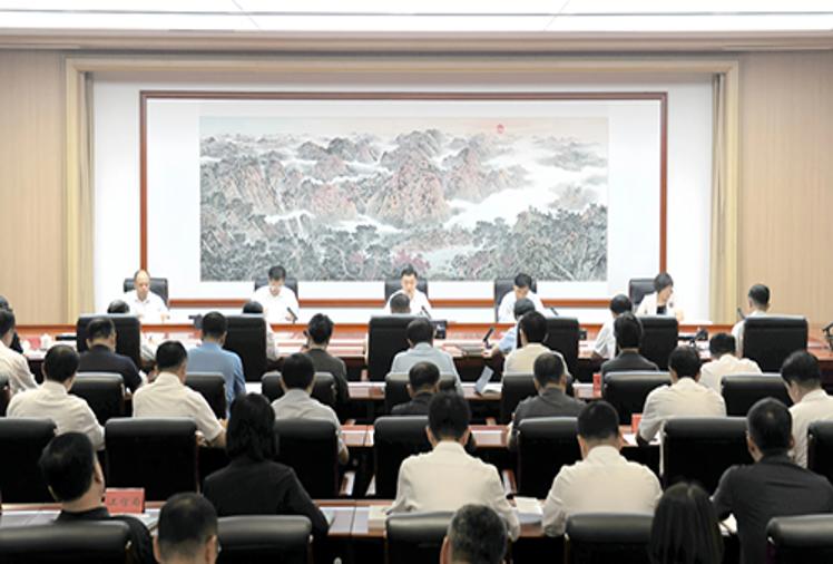 市委理论学习中心组召开专题学习会